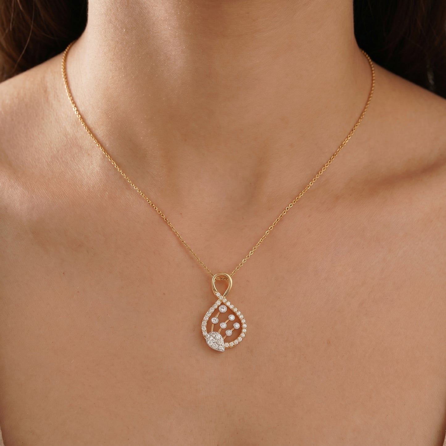 18Kt Yellow Gold Diamond Teardrop Chandelier Pendant Women