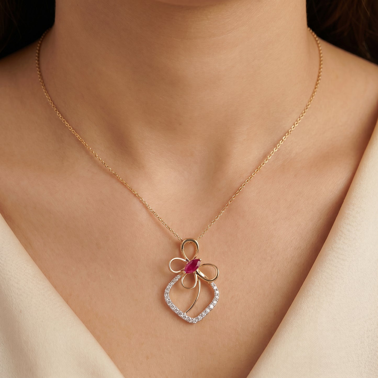 18KT Gold Diamond Flower Party Pendant for Women