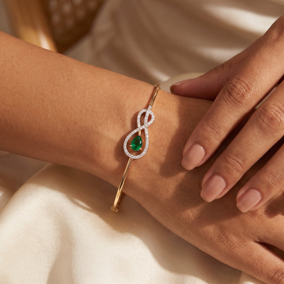 18KT Gold Diamond Color Stone Bracelet for Women