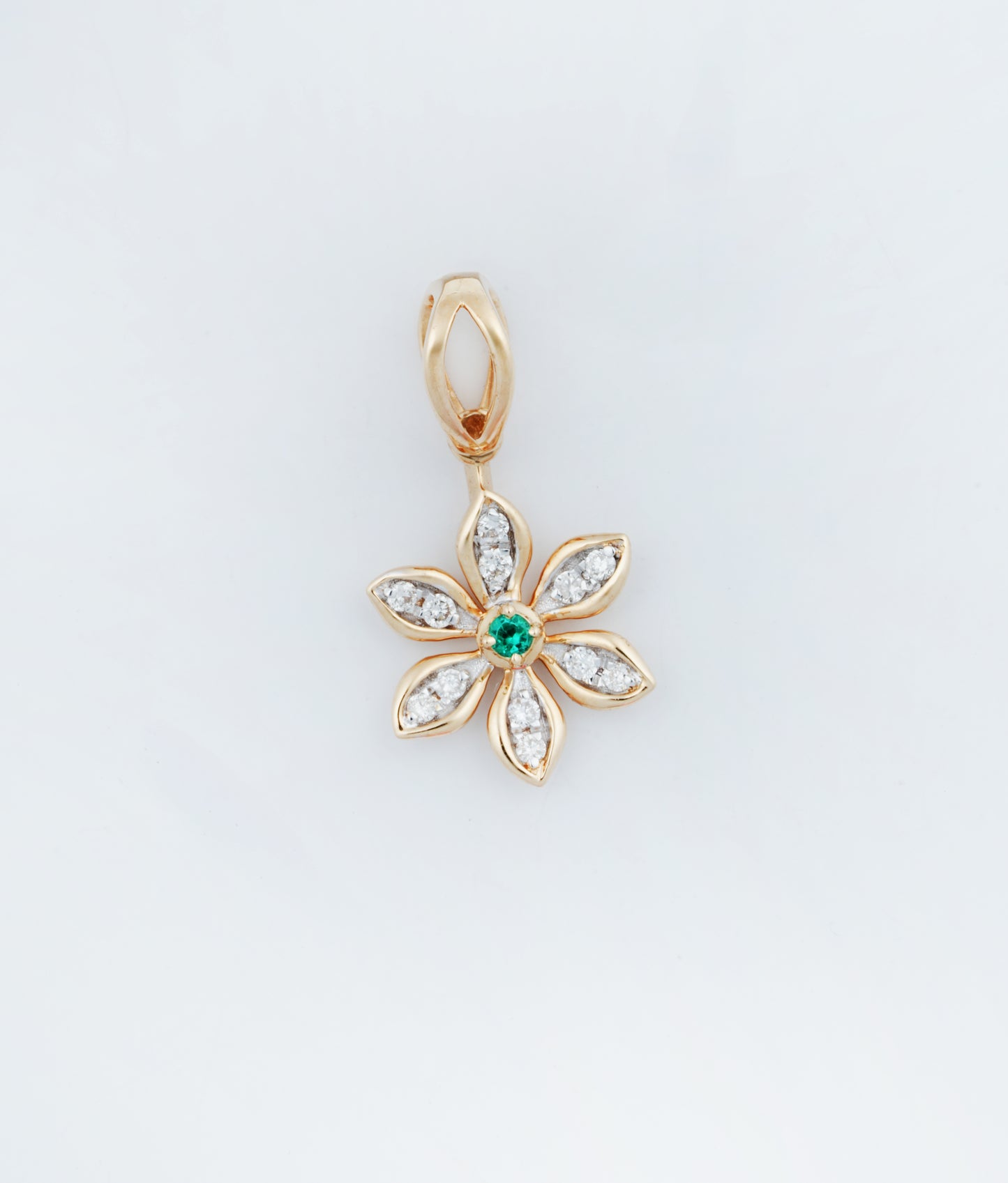 Daisy 18kt Gold Daily Wear Diamond Pendant for Women