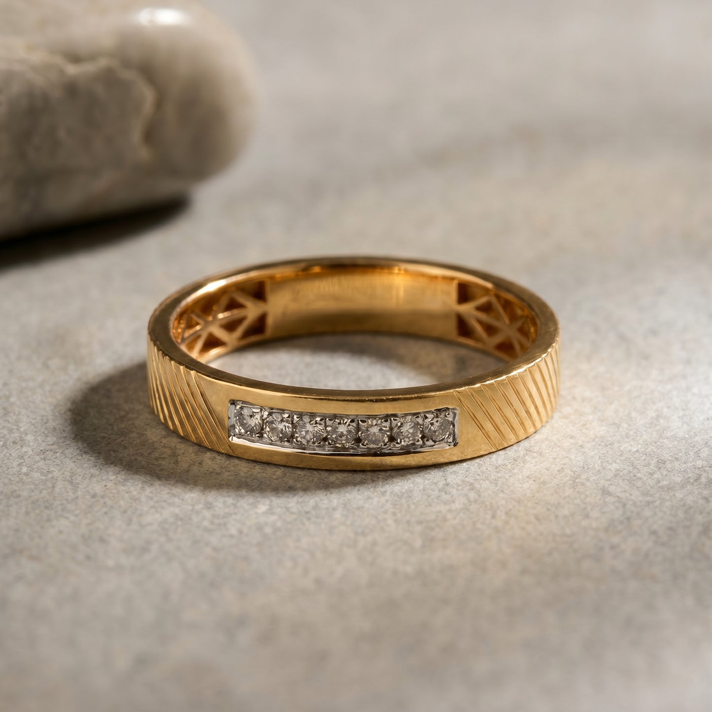18kt Gold Diagonal-Stripe Diamond Ring for Women