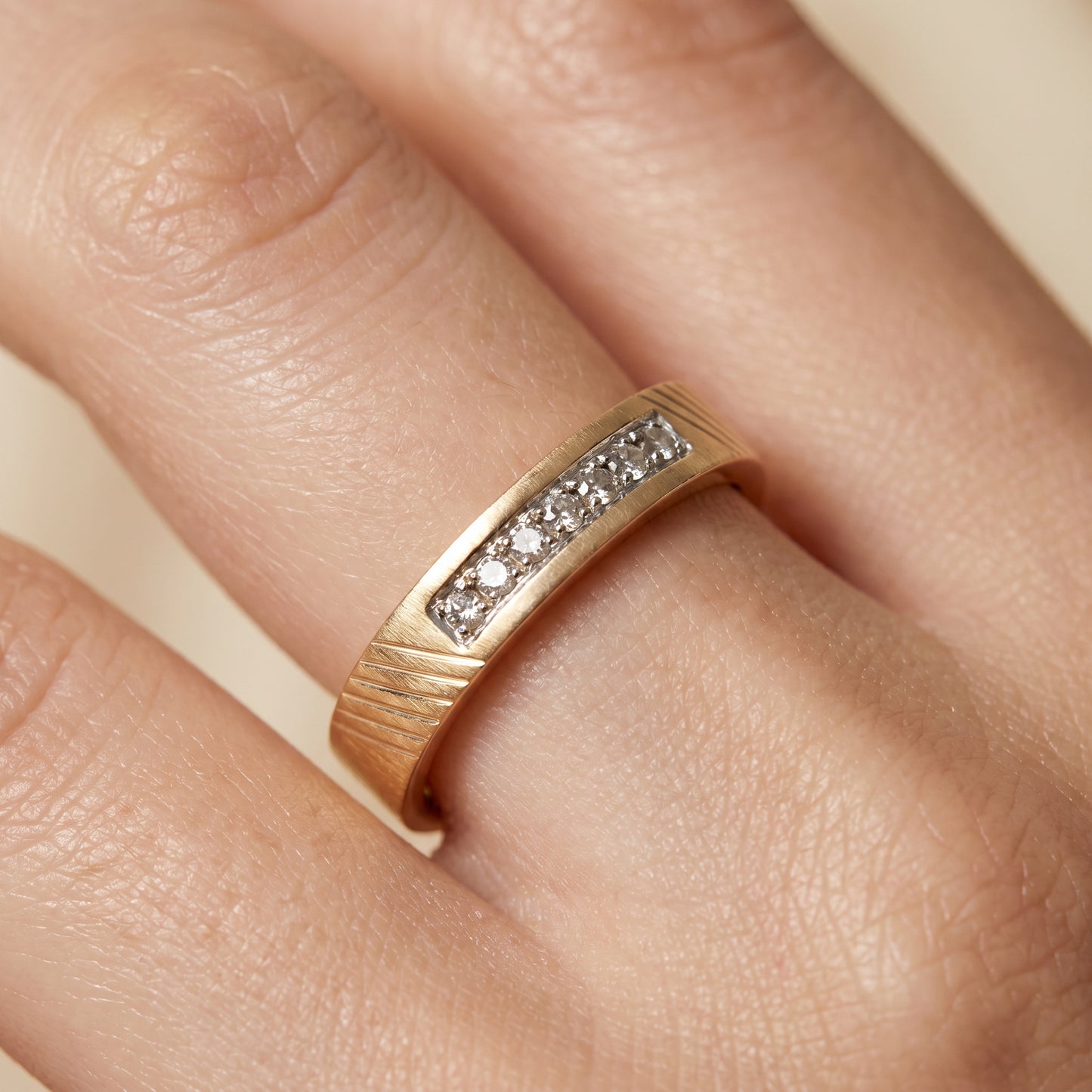 18kt Gold Diagonal-Stripe Diamond Ring for Women