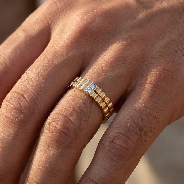 18kt Gold Ribbed Band Diamond Ring for Men