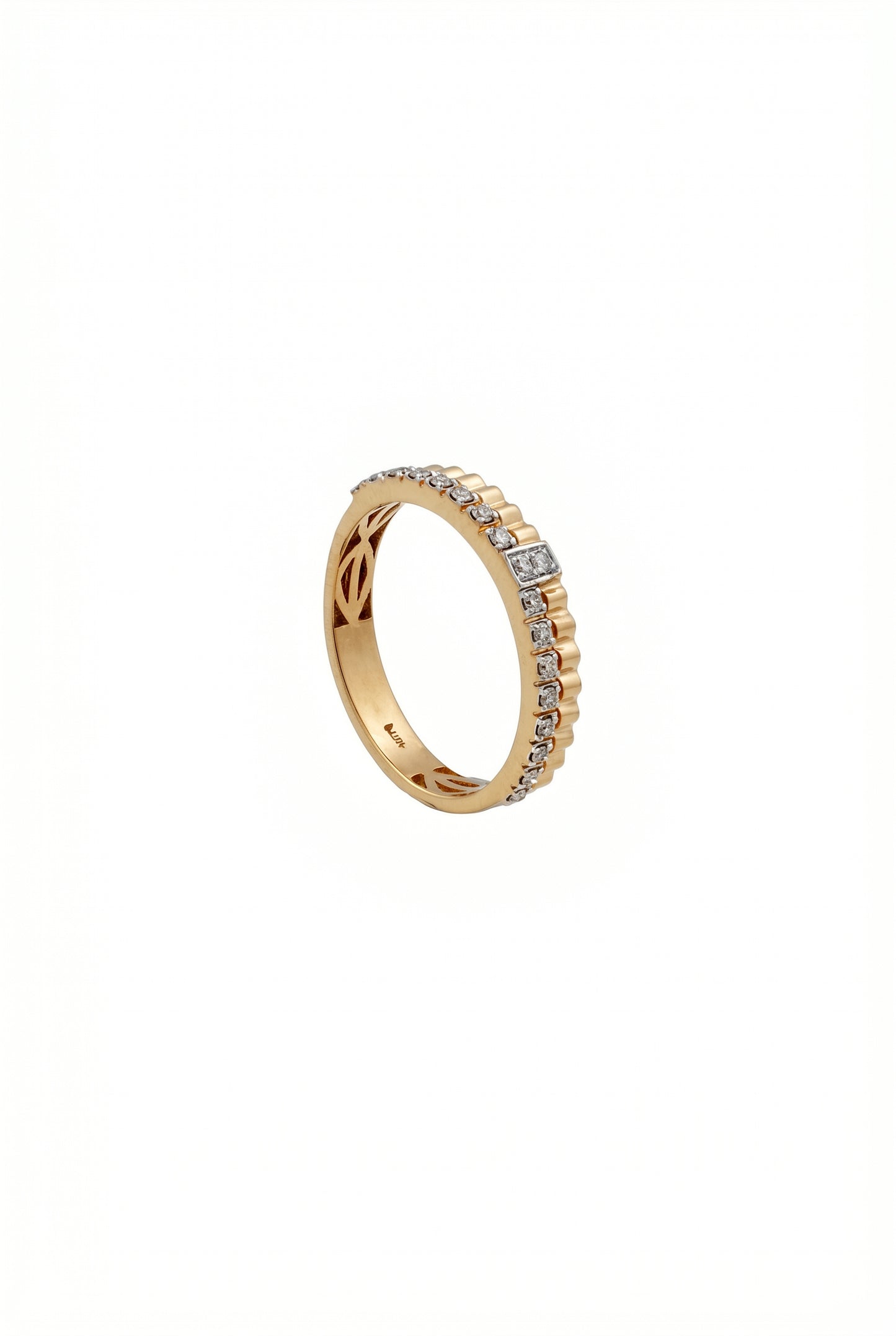 18kt Gold Ribbed Diamond Ring for Women