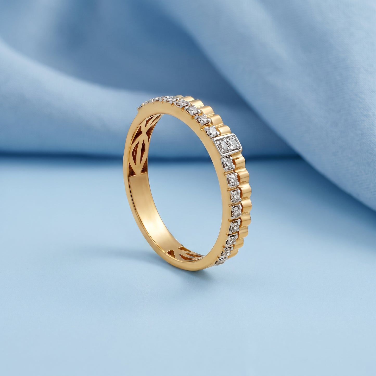 18kt Gold Ribbed Diamond Ring for Women