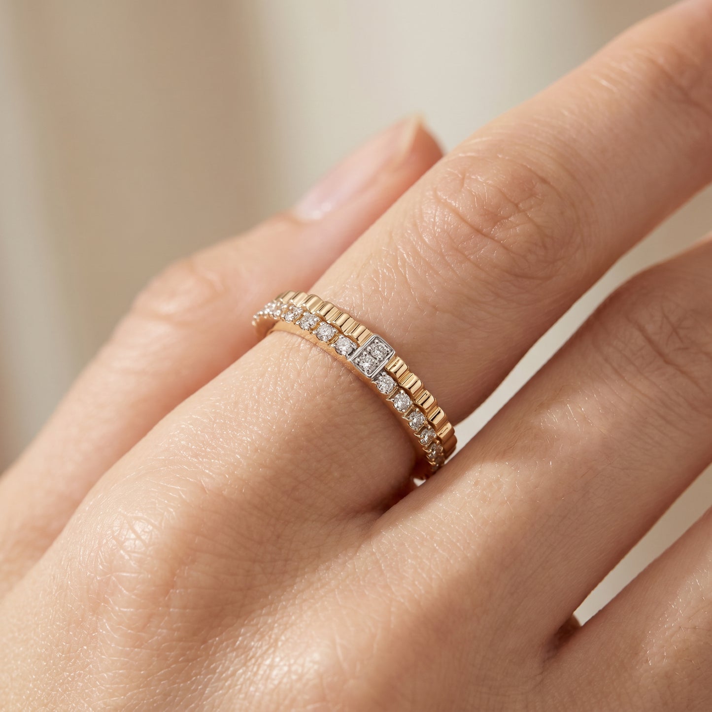 18kt Gold Ribbed Diamond Ring for Women