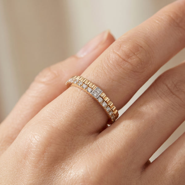 18kt Gold Ribbed Diamond Ring for Women