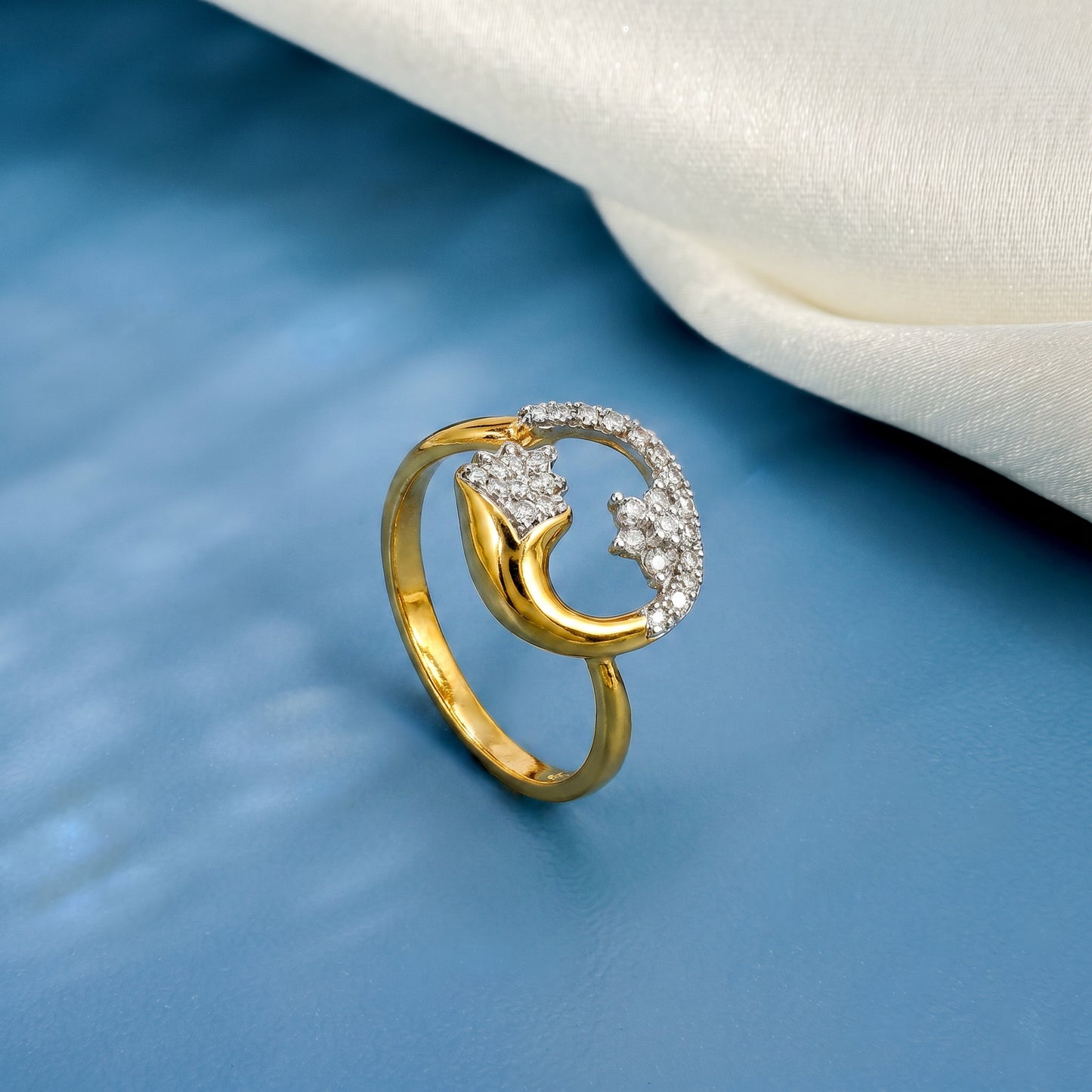 18kt Yellow Gold Moon & Star Diamond Ring for Women