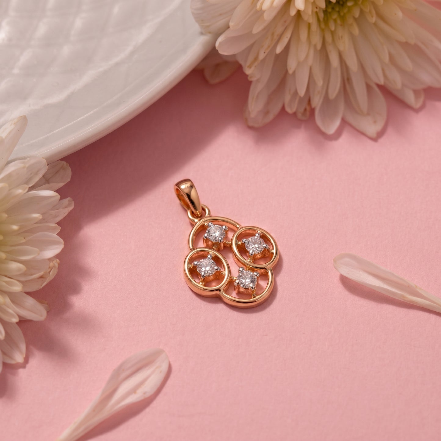 18kt Gold Lattice Oval Diamond Pendant for Women