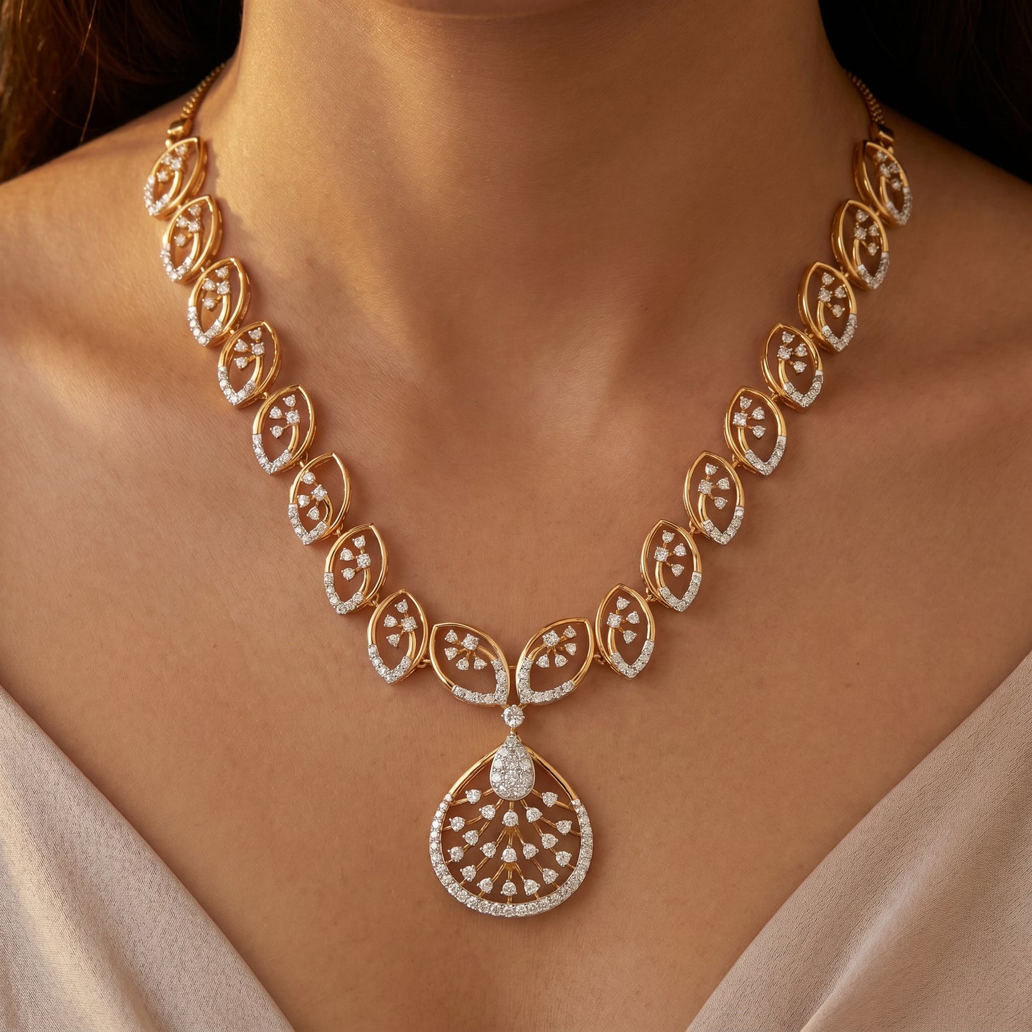 Diamond Pendant Necklace in 18kt Yellow Gold for Women