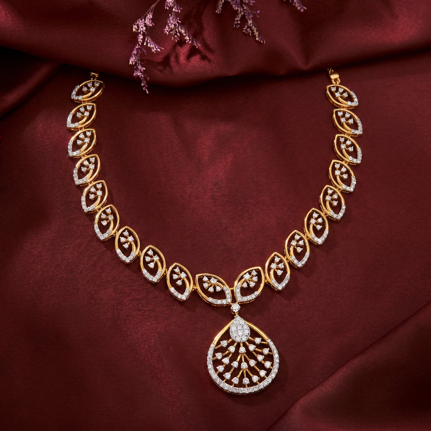 Diamond Pendant Necklace in 18kt Yellow Gold for Women