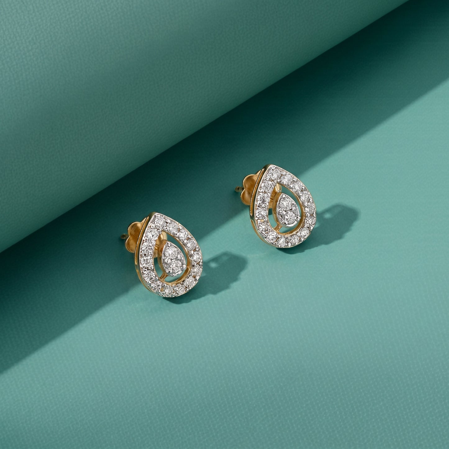 18KT Yellow Gold Teardrop Diamond Stud Earrings