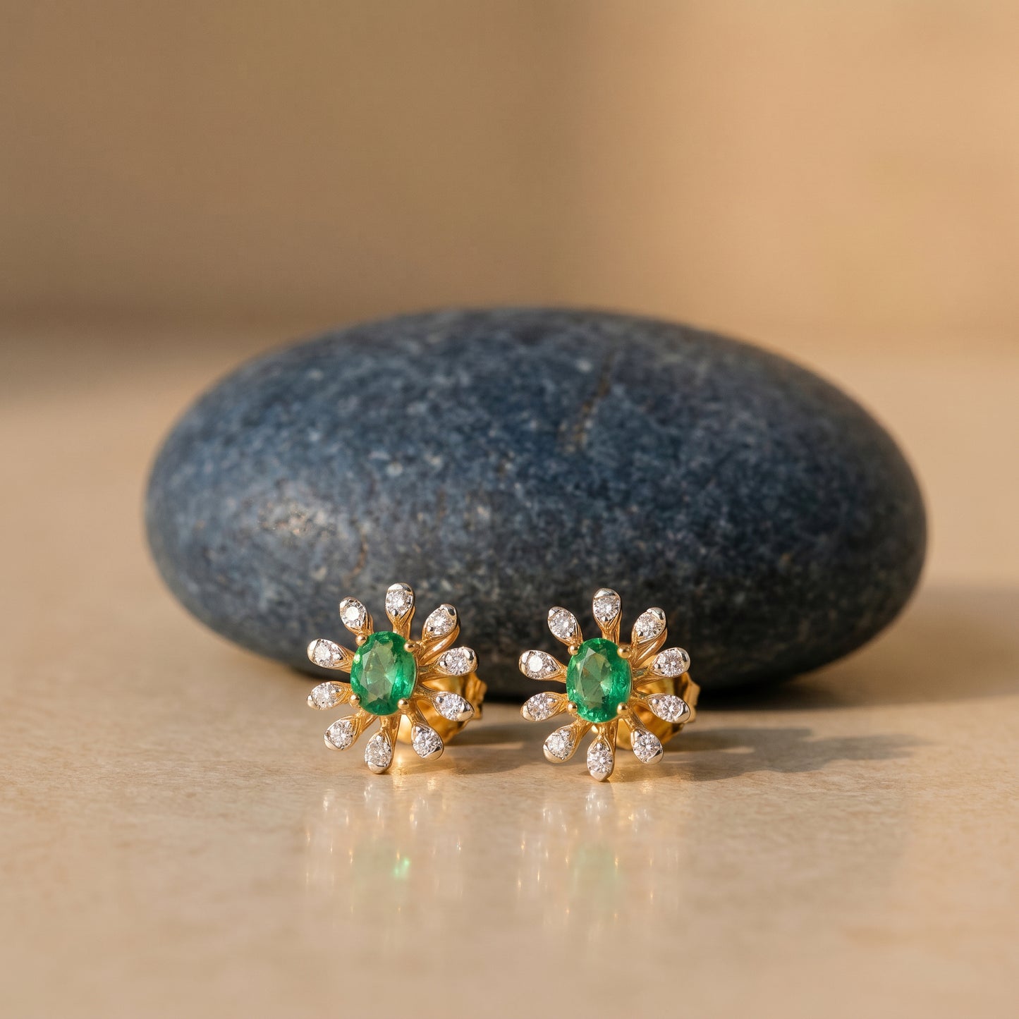 18Kt Emerald Green Diamond Stud Earrings For Women