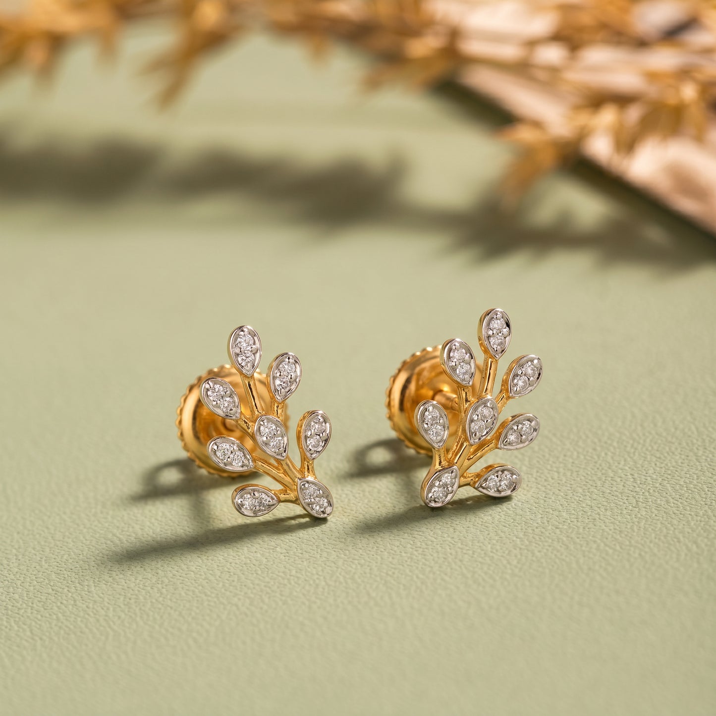 18Kt Rose Gold Leaf Diamond Stud Earrings for Women