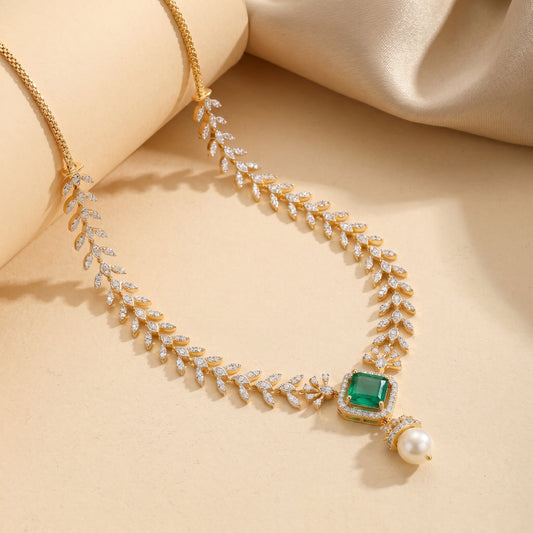 18Kt Yellow Gold Party Wear Diamond Necklace For Women