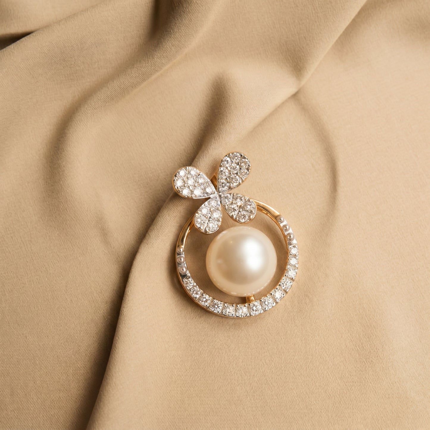 18KT Gold Diamond Pearl Clover Pendant for Women
