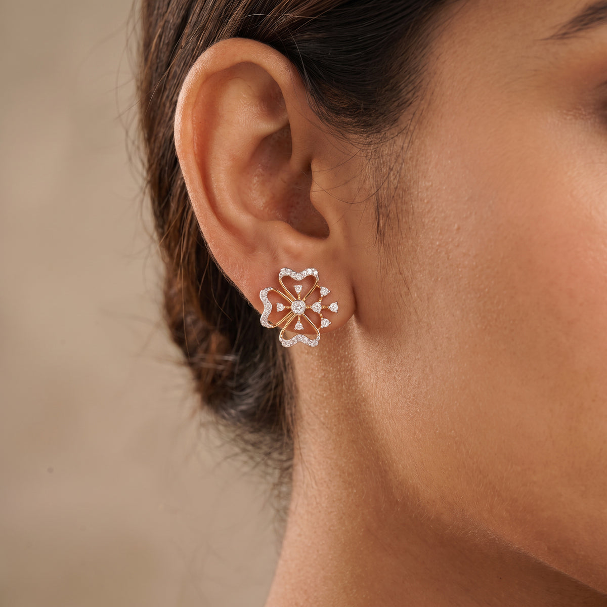 18Kt Gold Diamond Flower Earrings for Women