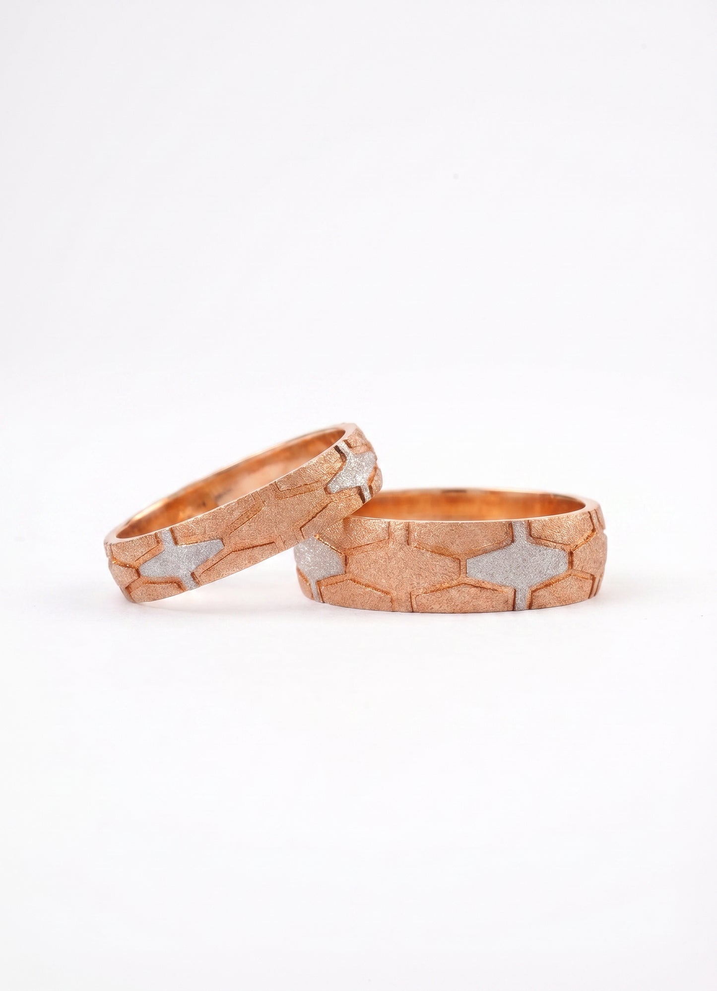Madhu Honeycomb Texture Two-Tone 18kt Couple Bands