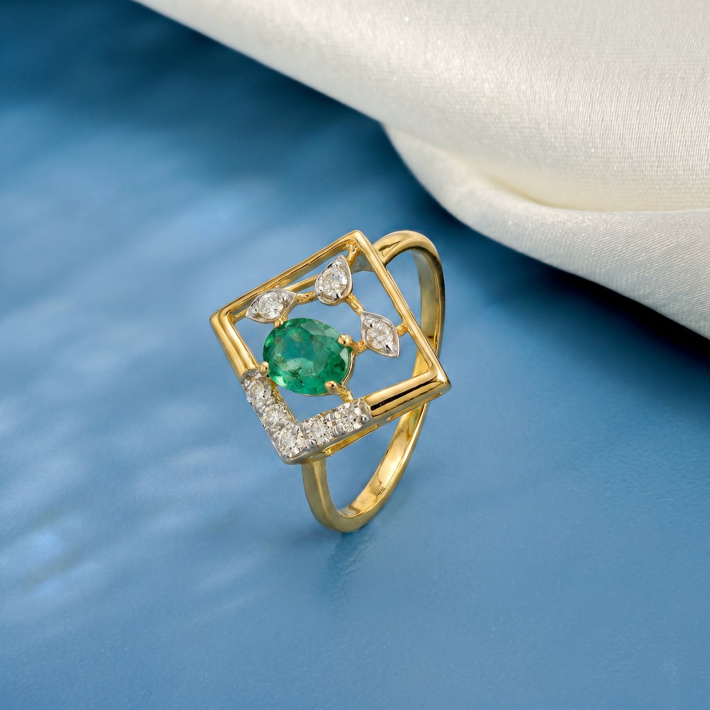 Emerald Rhombus Aura 18kt Diamond Ring for Women