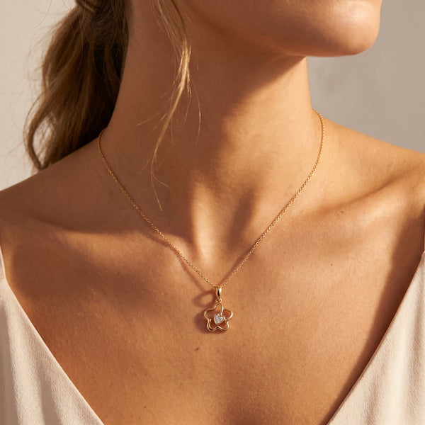 Pushpa Diamond Flower Heart Pendant 18kt Gold For Women