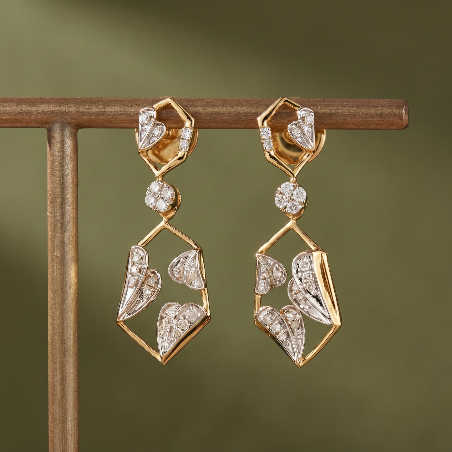 18Kt Gold Petal Design Diamond Earrings for Women