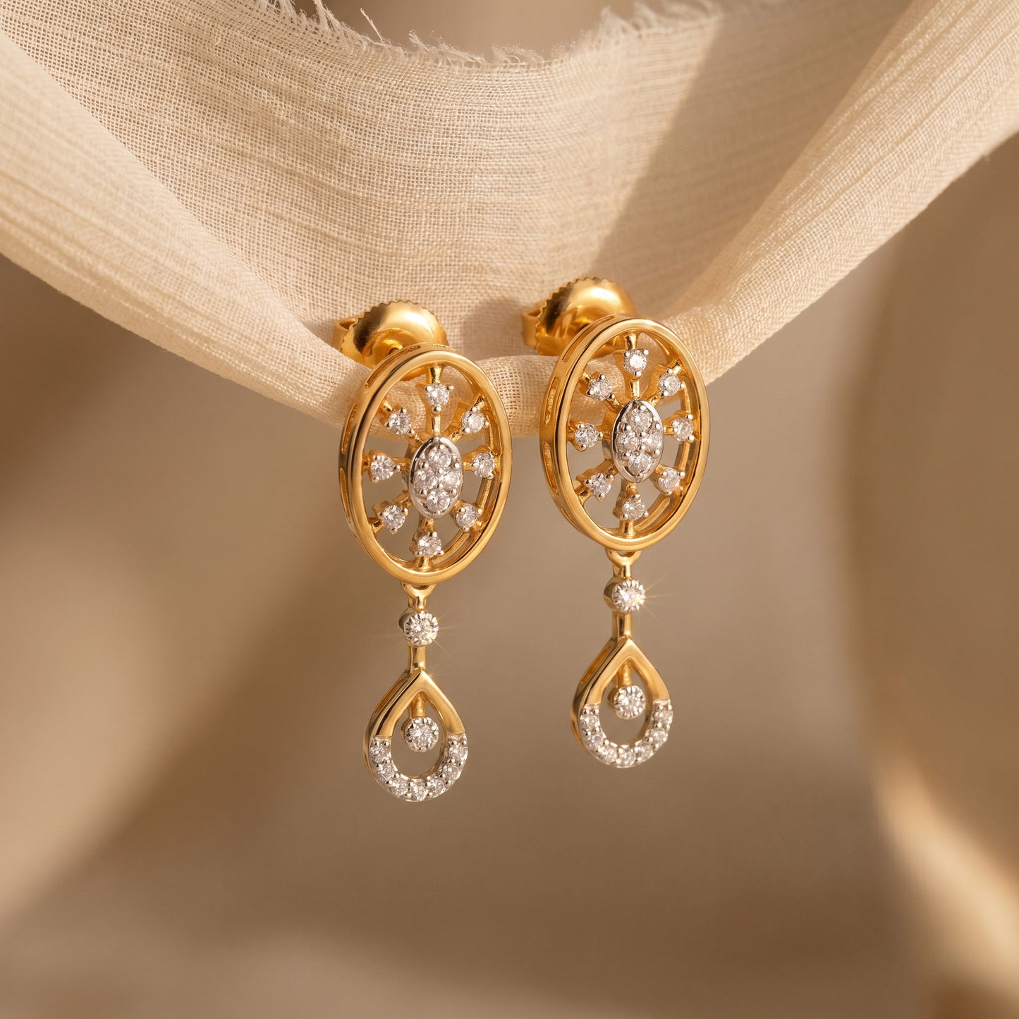 Lightweight Diamond Dangler Earrings in 18Kt Yellow Gold