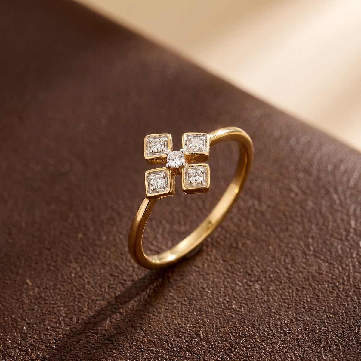 18KT gold diamond ring with clover shaped motif on band