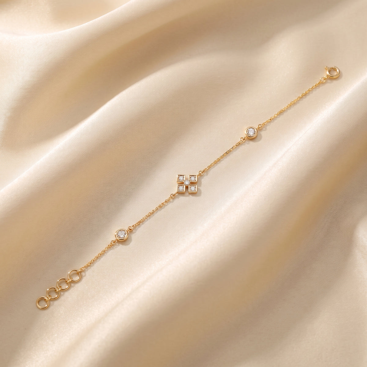 18KT gold diamond bracelet with clover motif and bezel set diamond chain