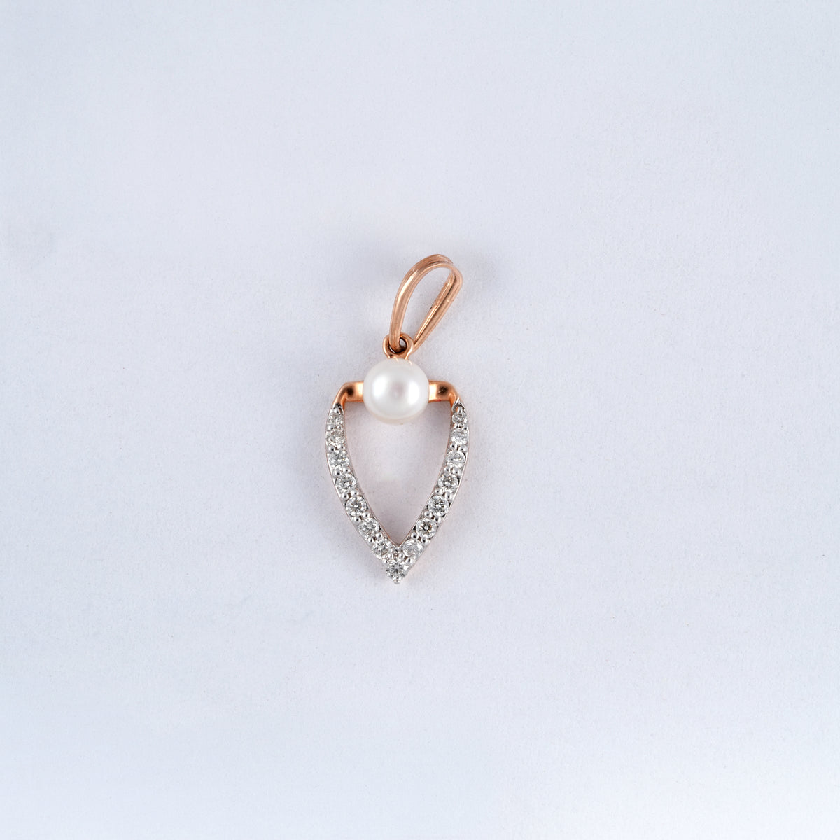 18KT rose gold pendant with pearl and diamond teardrop outline
