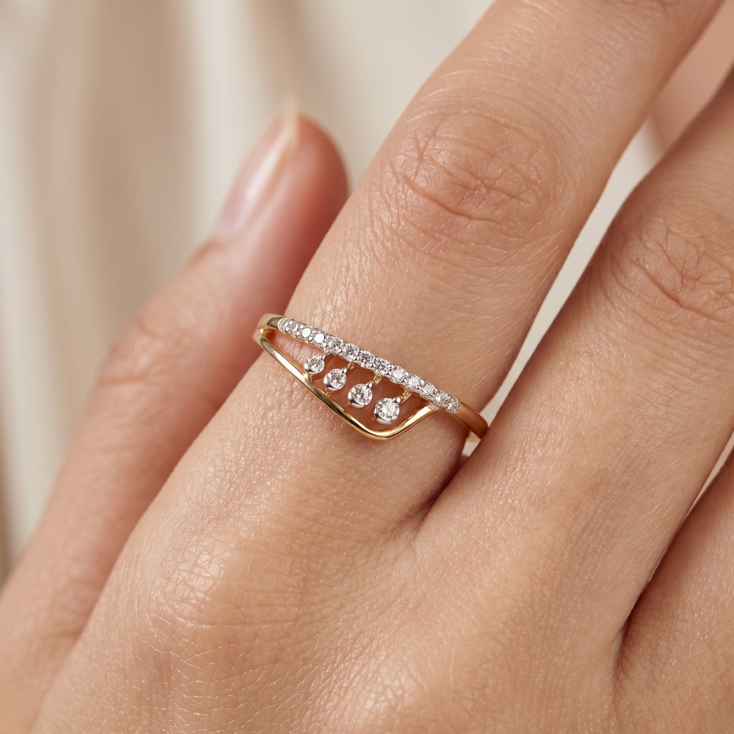 18kt Gold Fringe Bar Daily Wear Diamond Ring for Women