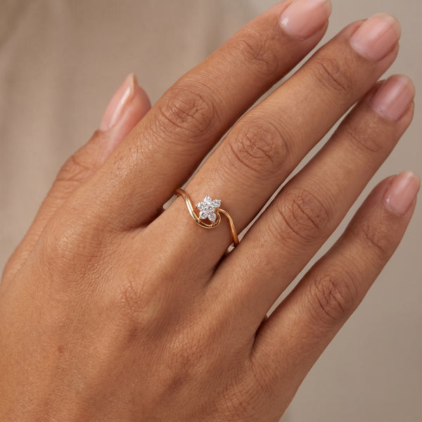 18kt Gold Flower Twist Daily Wear Diamond Ring for Women