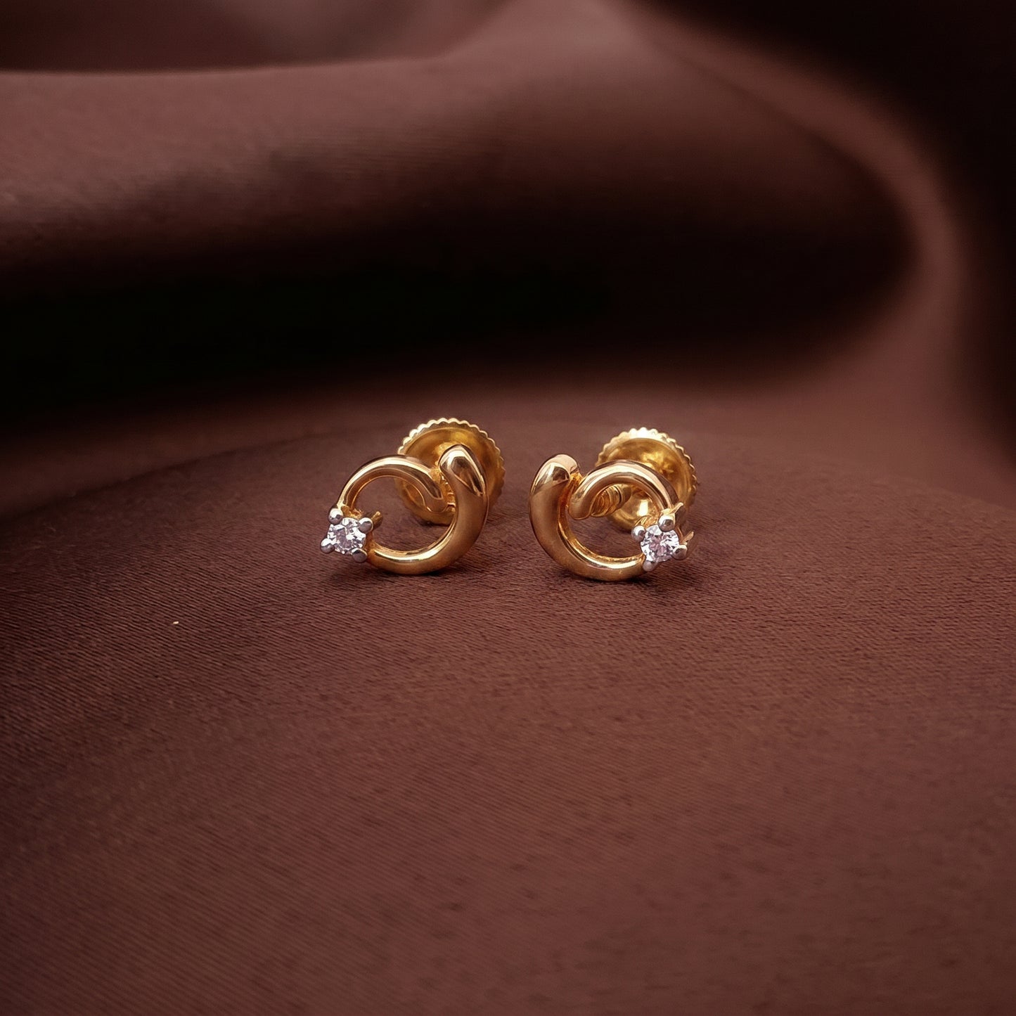 Golu Swirl 18kt Yellow Gold Diamond Earrings