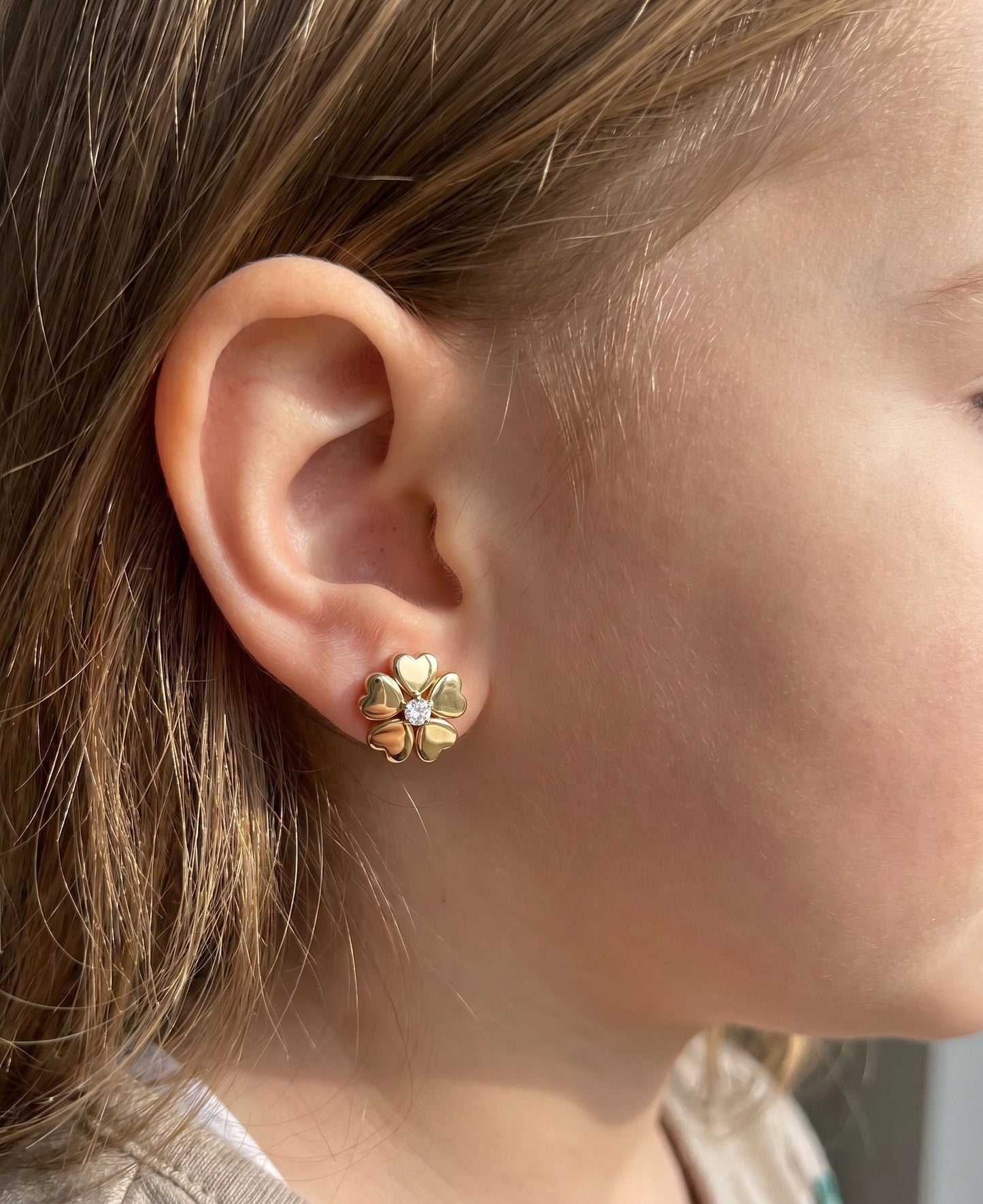 Pyaari 18kt Gold Heart Flower Diamond Earrings