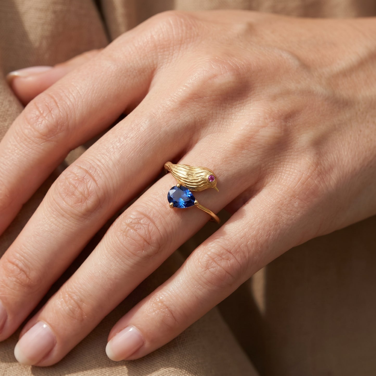 Aviora Bird Motif Sapphire 18kt Gold Ring for Women
