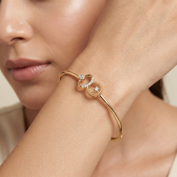 Interlocked Minimal Diamond Bangle in 18kt Yellow Gold