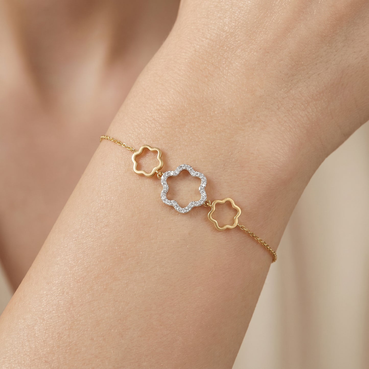 Triple Flower Diamond Chain Bracelet in 18kt Gold